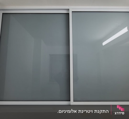 חלון אלומיניום עם מסגרת לבנה